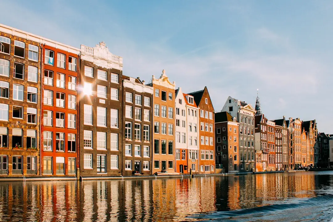 gebouwen in verschillende kleuren aan het water